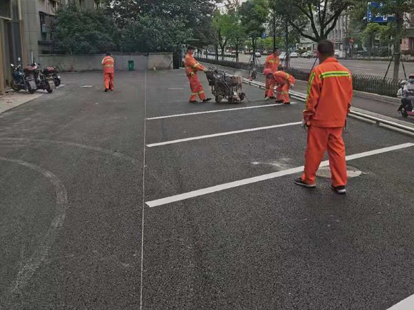 熱熔車位劃線在停車場(chǎng)內(nèi)制作需要注意的事宜